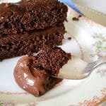 //thecuriousstones.com/wp-content/uploads/2017/12/Healthy-Dark-Chocolate-Fudge-Cake-and-Frosting5-1.jpg